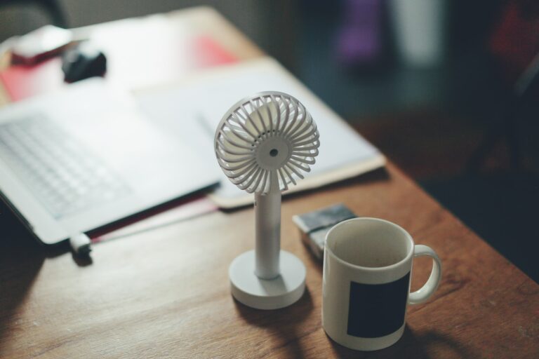 科技解密 6 photo of white mug on table