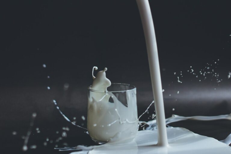 科技解密 3 white candle in clear glass holder